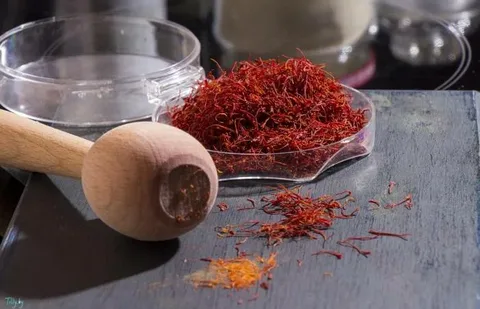 زعفران نگین سرخ با رنگ و عطر طبیعی